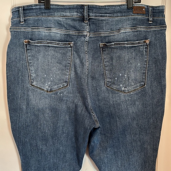 Judy Blue Boyfriend Fit jeans - distressed & intentional bleach spots - Picture 7 of 16